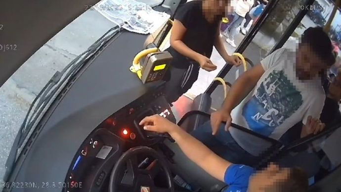 Fazla yolcu aldı diye şoförü tokatladı! Otobüse bindiğinizde kalabalık oluyor mu?