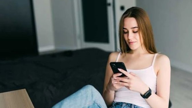 Flörtüm mesajlarıma geç cevap veriyor, ona nasıl yaklaşmalıyım?