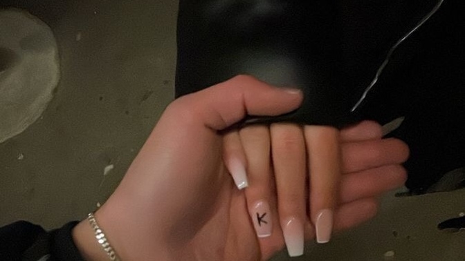 Yeni trend ve akım olan protez tırnağa harf yazdırmayı nasıl buluyorsunuz?