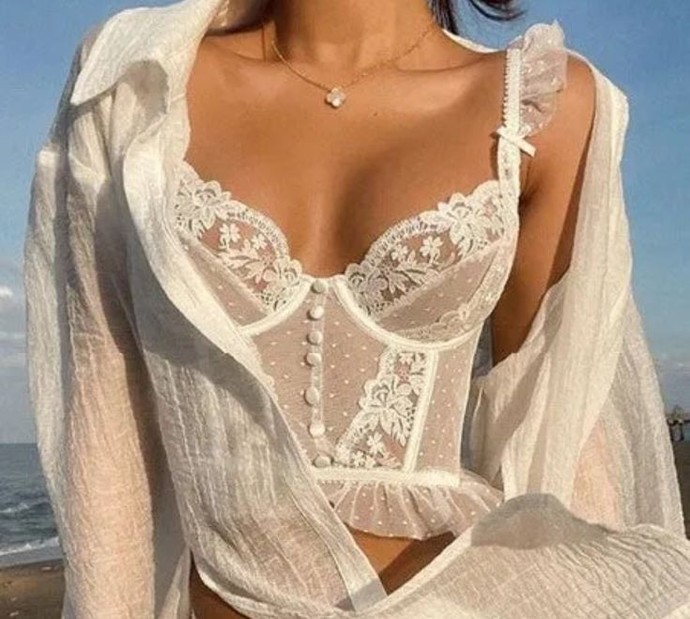 Büstiyer ya da braletlerin gömlek içine giyilmesi iç çamaşırı görünüyor gibi mi oluyor?