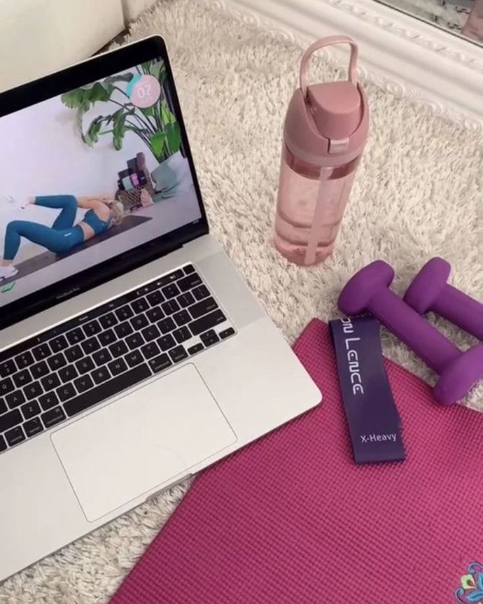 Neyse ki videolardaki spor eğitmenleri arkadaşımız gençler...😂💖