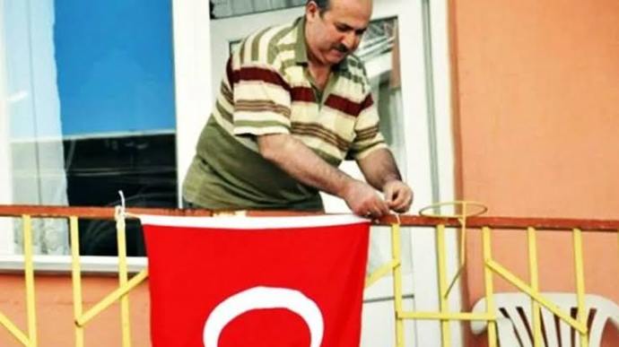 Cumhuriyet Bayramında evinizin camına veya balkonuna bayrak asacak mısınız?