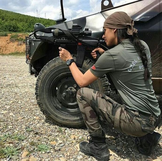 Polis olan bir kız itici mi gelir?