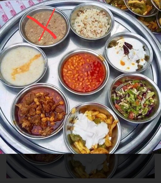 Bu tepsi önünüze gelse, ilk hangi tabağı alırdınız?
