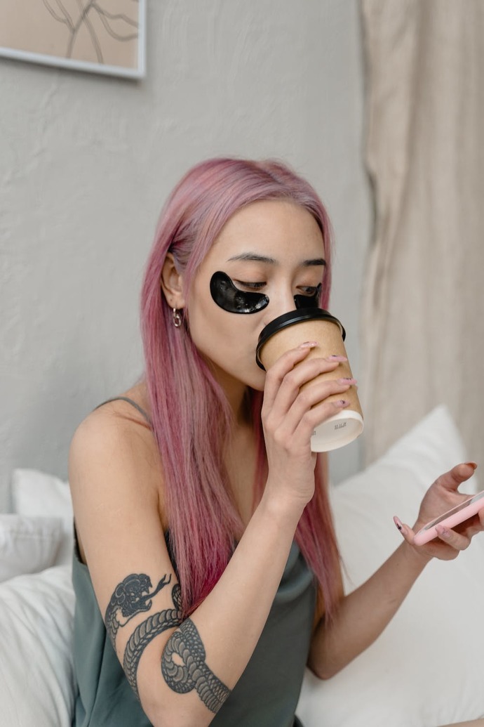 Erkekler maske yapan kızlardan çok para harcar diye düşünerek soğur mu?