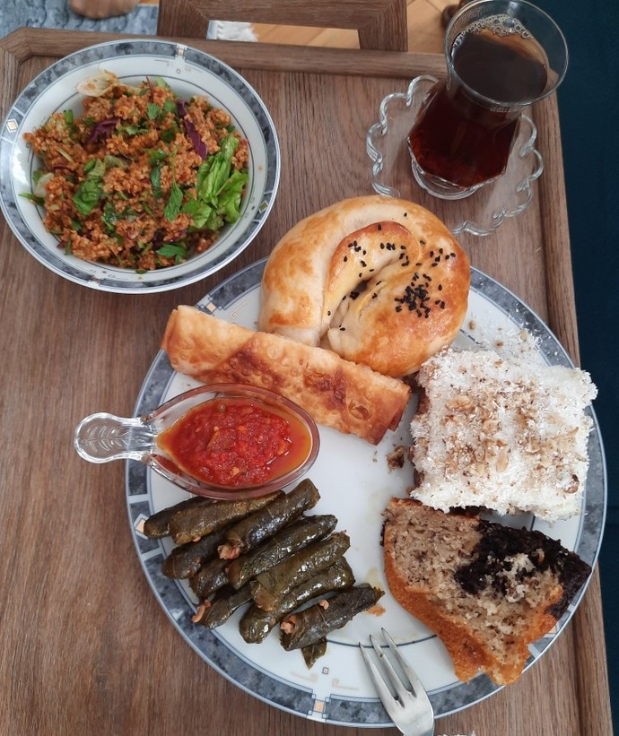 Selamlar nasilsiniz ben bugün misafirlikteydim ve menü buydu Siz olsanız ilk neyi yerdiniz?