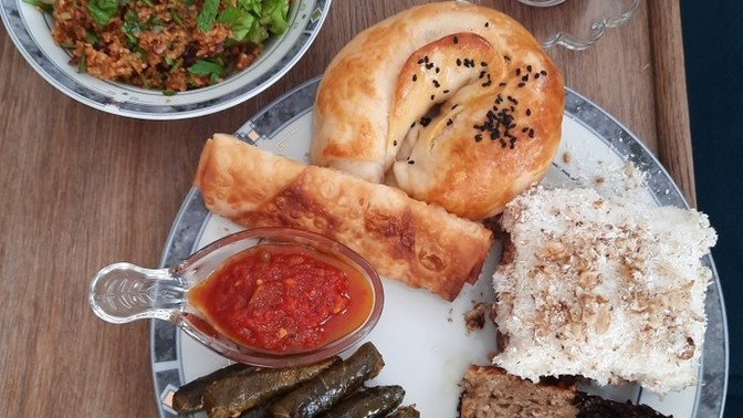 Selamlar nasilsiniz ben bugün misafirlikteydim ve menü buydu Siz olsanız ilk neyi yerdiniz?