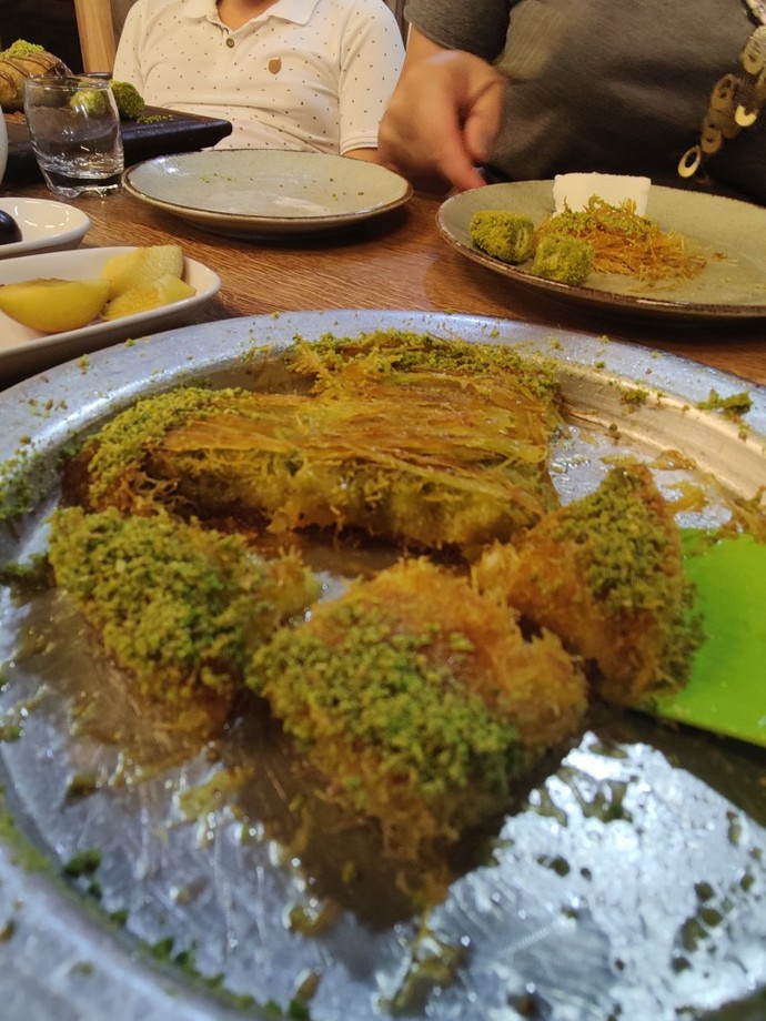 Çok iyi biliyoruz. Yemek ve sen 😍😍 Peki seni senden alan o tadı damakta bırakan aşktan biraz bahseder misin 😋?