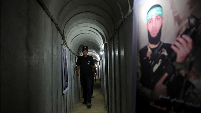 Hamas militanları bu daracık tünellerde daralmıyor mu?