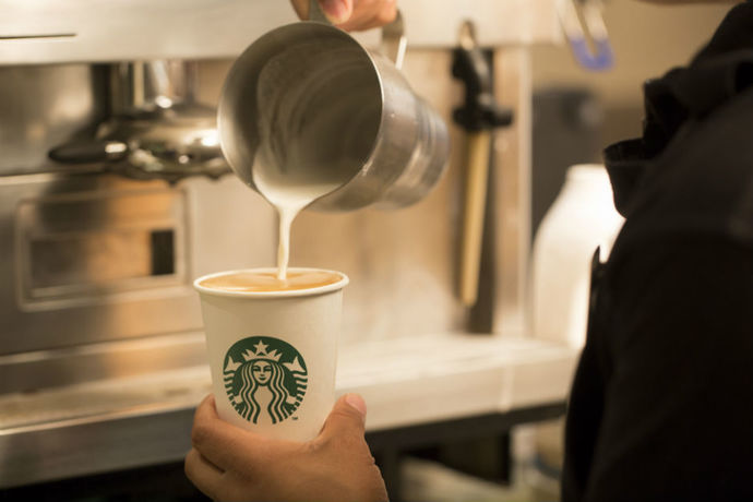 AK Parti Gençlik Kolları, Starbucksta yer kapatma eylemi yaptı! Starbucksta kahve içiyor musunuz?