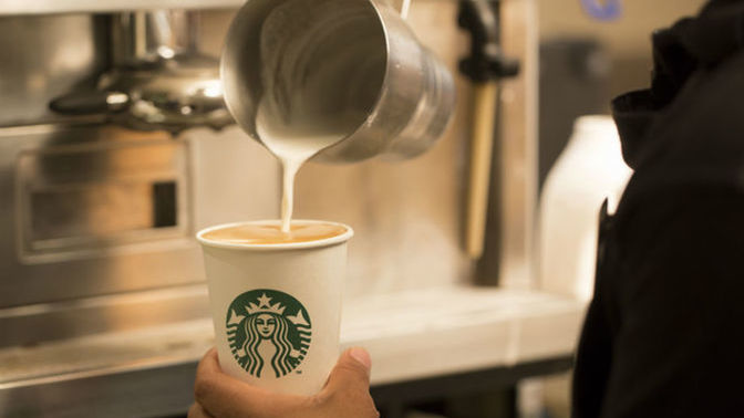 AK Parti Gençlik Kolları, Starbucks'ta "yer kapatma" eylemi yaptı! Starbucks'ta kahve içiyor musunuz?