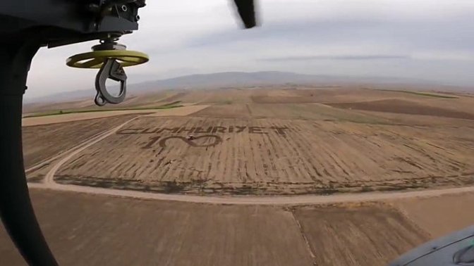 Merzifon’daki 5’inci Ana Jet Üs Komutanlığı, tarlasına Cumhuriyet'in 100. yılı yazan çiftçiyi görüntülemiş. Harika değil mi?