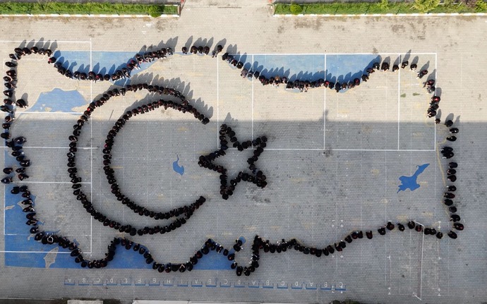 Osmaniyede Cumhuriyetin 100. yıl dönümü için öğrenciler, koreografi çalışması yapmış! En beğendiğiniz hangisi oldu?