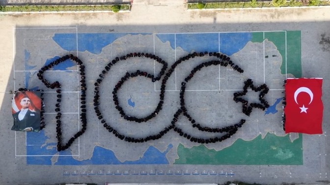 Osmaniye'de Cumhuriyet'in 100. yıl dönümü için öğrenciler, koreografi çalışması yapmış! En beğendiğiniz hangisi oldu?