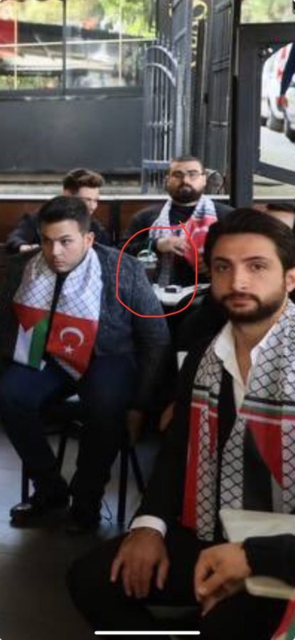 Starbucksı boykot eden akp gençlik kolundan bir genç Starbucks içerken görüntülenmesi tepki çekti dökmek için almış olabilir mi?