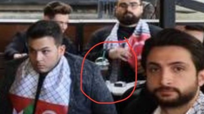 Starbucks'ı boykot eden akp gençlik kolundan bir genç Starbucks içerken görüntülenmesi tepki çekti dökmek için almış olabilir mi?