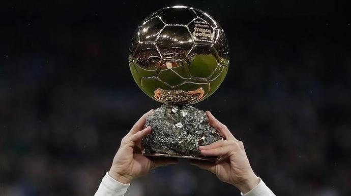 Ballon dOr kazanamamış hangi efsane futbolcuya bu ödülü vermek isterdiniz?