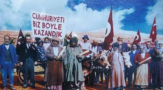 Haydi bu gün bizjm bayramımız. Bu gün cumhuriyet 100 yaşında. Peki siz bu güzel günümüz için bir cümle söyler misiniz?