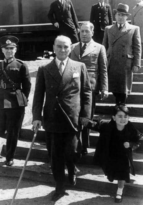 Cumhuriyet 100 yaşında 🇹🇷 100. yılda 100 Atatürk fotoğrafı! Sen de bir Atatürk fotoğrafı paylaşır mısın?