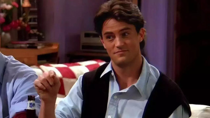 Friens dizisinin Chandler Bing’i Matthew Peryy 54 yaşında hayatını kaybetti 💔?