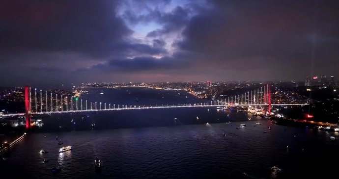 İstanbul Boğazı 100. yıla özel ışıklandırıldı. Sizin şehrinizde hangi kutlamalar yapıldı?