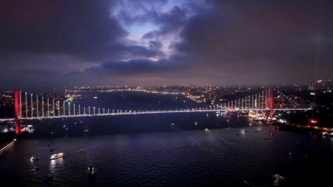İstanbul Boğazı 100. yıla özel ışıklandırıldı. Sizin şehrinizde hangi kutlamalar yapıldı?