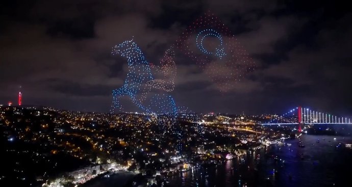 İstanbulda Cumhuriyetin 100. yılı için drone gösterisi yapıldı. Cumhuriyet coşkusu en iyi nasıl anlatılır?