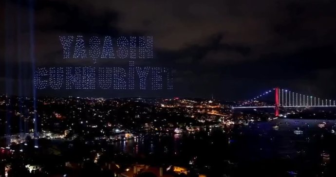 İstanbulda Cumhuriyetin 100. yılı için drone gösterisi yapıldı. Cumhuriyet coşkusu en iyi nasıl anlatılır?