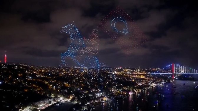 İstanbul'da Cumhuriyetin 100. yılı için drone gösterisi yapıldı. Cumhuriyet coşkusu en iyi nasıl anlatılır?