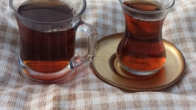 Çayı kupa bardakla mı, ince belli ay bardağında mı içersiniz?