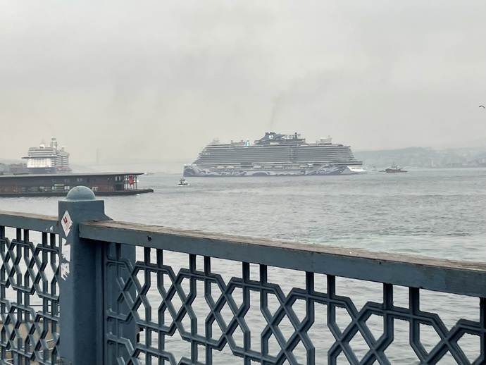 yine bir yüzen otel karaköye yanaşmakta