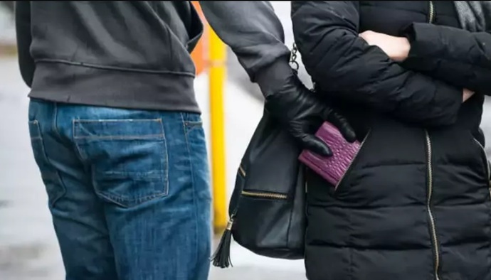 Küçük de olsa bir şey çaldınız mı?