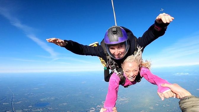Skydiving (hava araçlarından atlama) sporunu nerede yapabilirim, rapor eğitim vs. gibi şeyler gerekiyor mu?