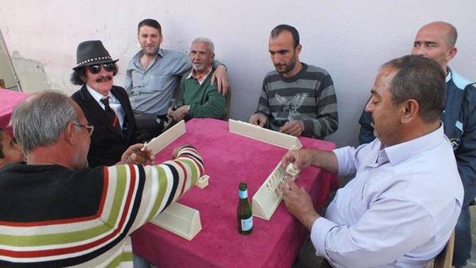 Kahvehanelerin önünden geçerken taciz edildiğini söyleyen kadın, "kahvehaneler kapatılsın" demiş. Sizce de kapatılsın mı?