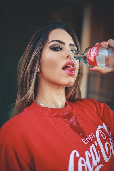Erkekler ofsayttan anlayan mı yoksa kil maskesi yapan kızı mı tercih ederler?