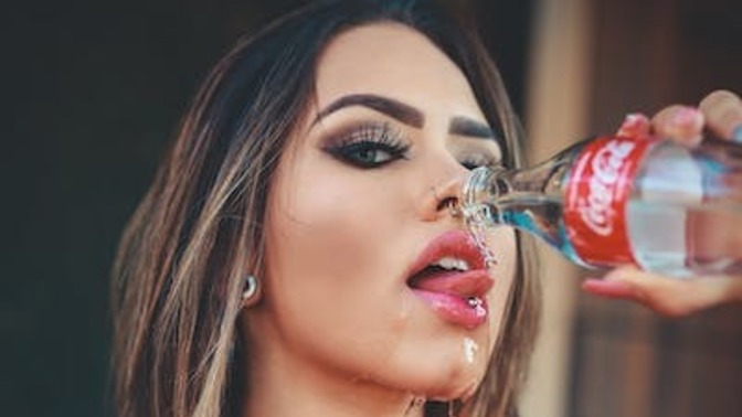 Erkekler ofsayttan anlayan mı yoksa kil maskesi yapan kızı mı tercih ederler?