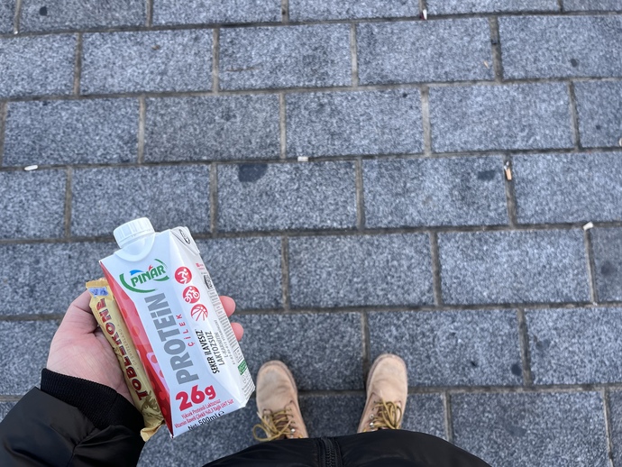 Bu yaşta annemin yanıma beslenme vermesi normal mi?