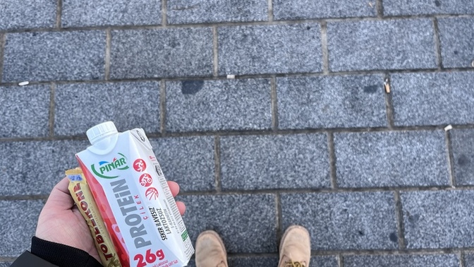 Bu yaşta annemin yanıma beslenme vermesi normal mi?