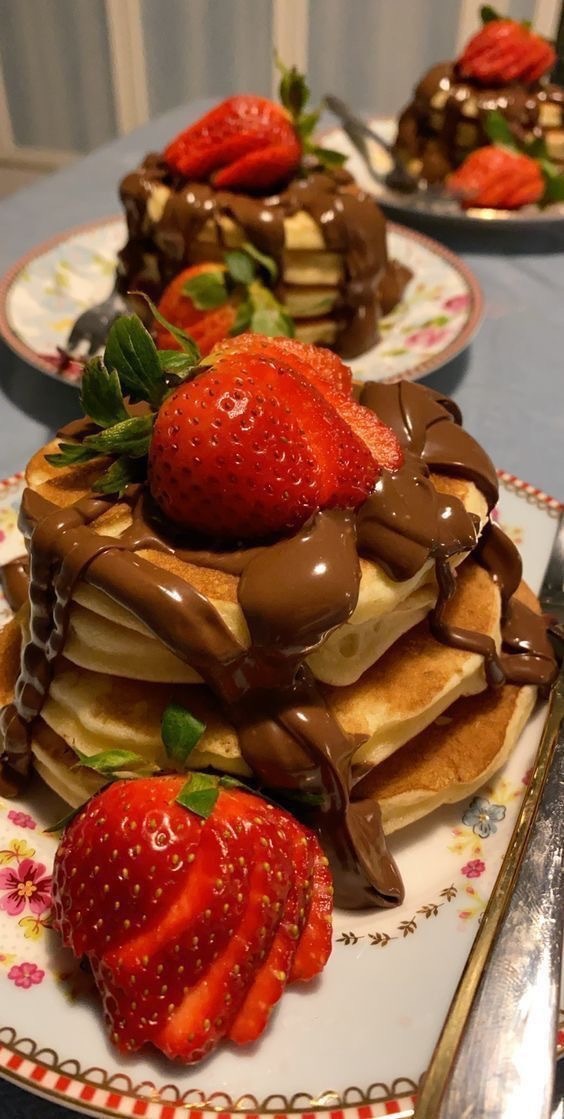 Pankeklerin yanına en yakışan meyve muz 🍌 mudur, çilek 🍓 midir?