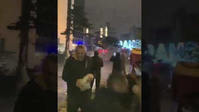Filistin destekçileri bu sefer Londra'da polise havai fişek atıp sövmüş bunlar bu erkekliği neden İsrail polisine karşı yapamıyorl?