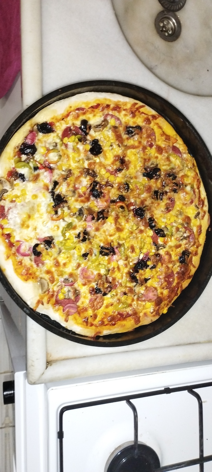 Görseldeki pizzayı ben yaptım 😁isteyen var mı ☺☺☺