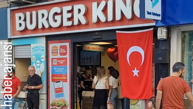 Sizce IQ olarak çok mu geriye gittik? İsrail’i protesto etmek için Burger King çalışanını bicaklayan 🔪 adam yakalandı?