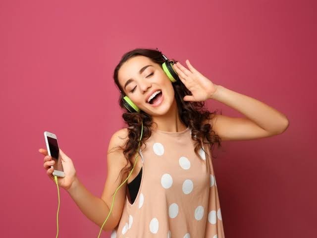 Müzik dinlerken istemsizce sözleri söylüyor musunuz?