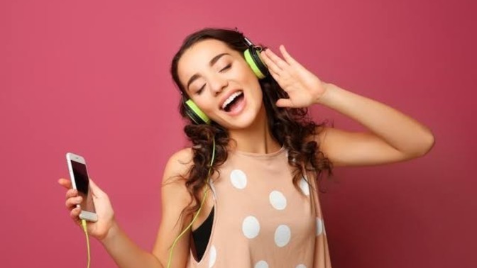 Müzik dinlerken istemsizce sözleri söylüyor musunuz?