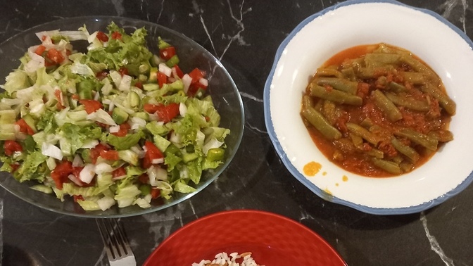 Yemeklerin yanında salata olmalı mı sence?