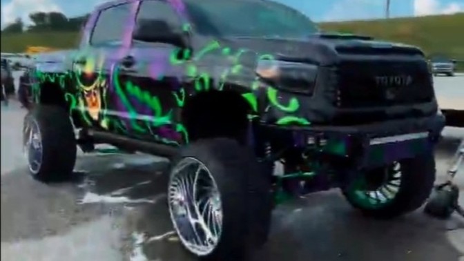 Toyota arabamla mahallenden geçsem ben?
