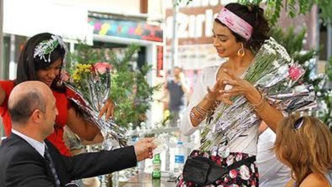 Eşinizle/sevdiğinizle otururken, size zorla çiçek, incik, boncuk satmaya çalışanlardan bir şey alır mısınız?