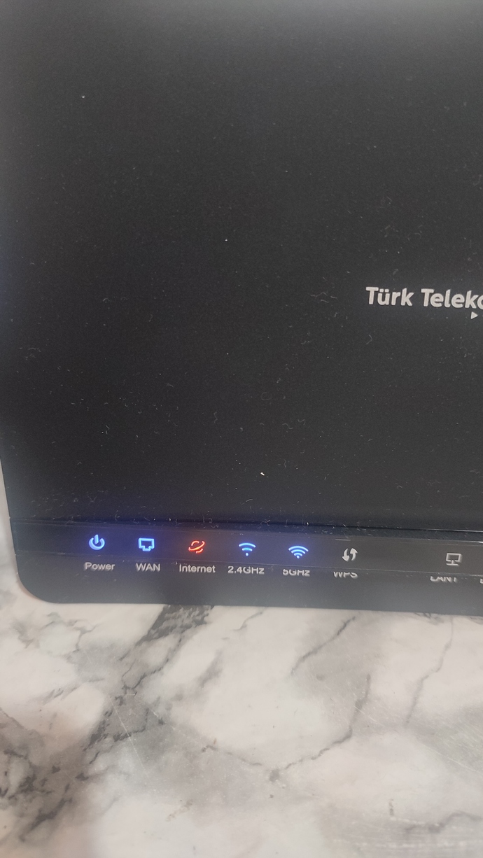 Modemi taktıralı 3 gün oldu, kırmızı ışık yanıyor. Nasıl düzelir?