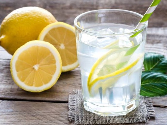 Sabahları aç karna ılık limonlu su içiyor musunuz?