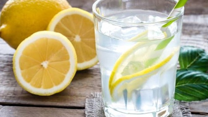 Sabahları aç karna ılık limonlu su içiyor musunuz?